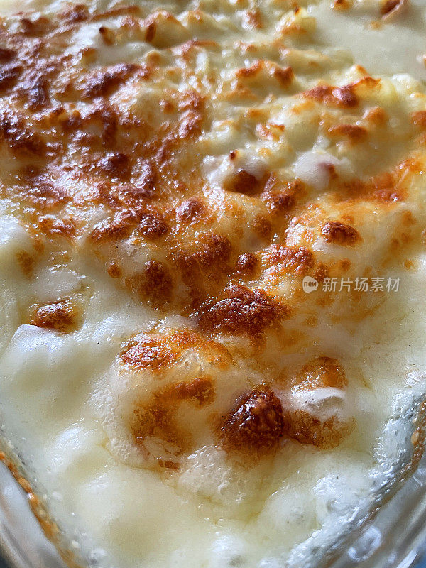 全框图像通心粉和奶酪/通心粉和奶酪烤意大利面在玻璃盘子，自制白奶酪酱和磨碎的帕玛森奶酪撒在上面，俯瞰